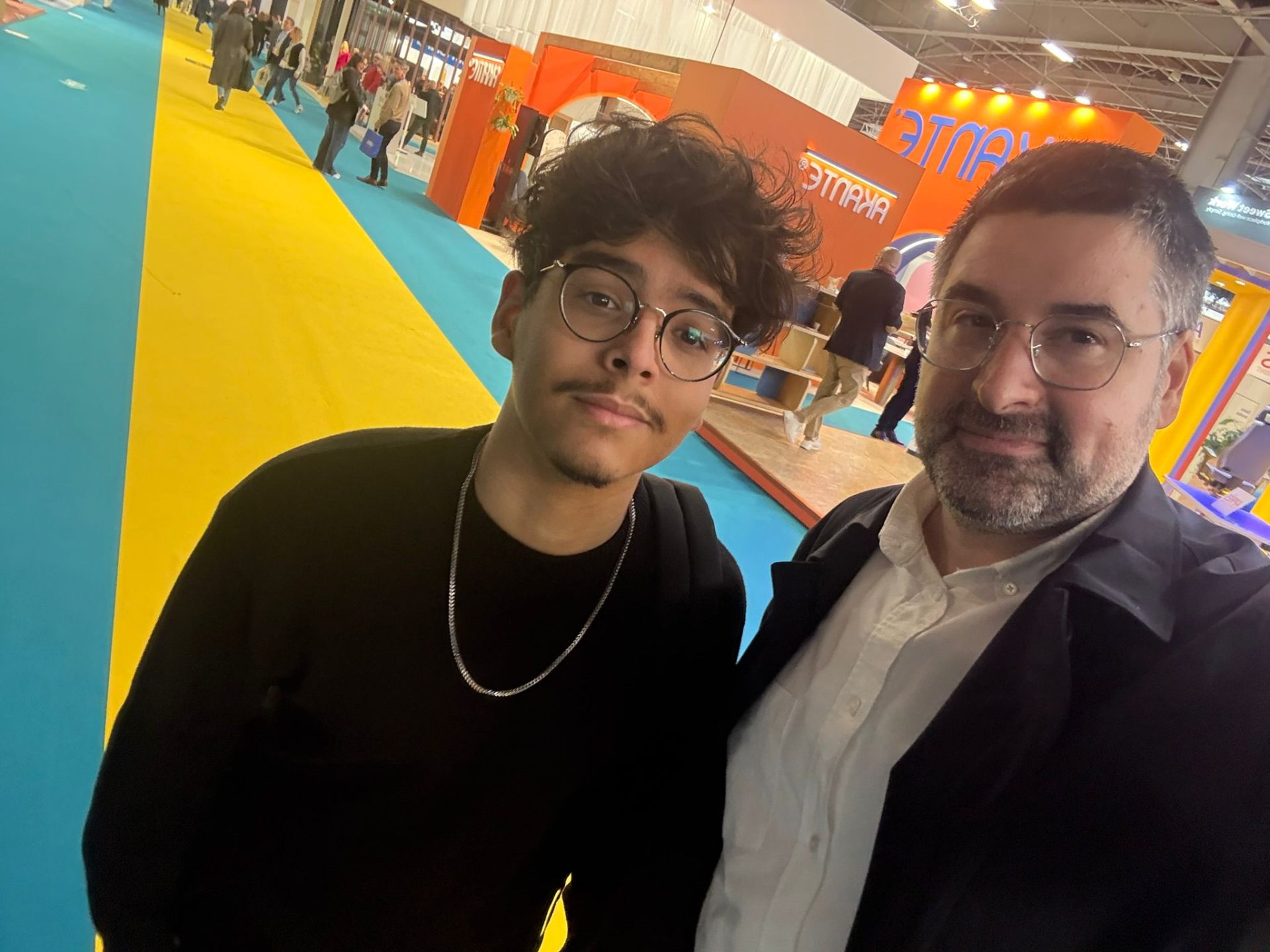 Gabriel Soussan avec Yoni, étudiant de la classe B1 Chef de projet marketing e-commerce, au salon Workspace Paris