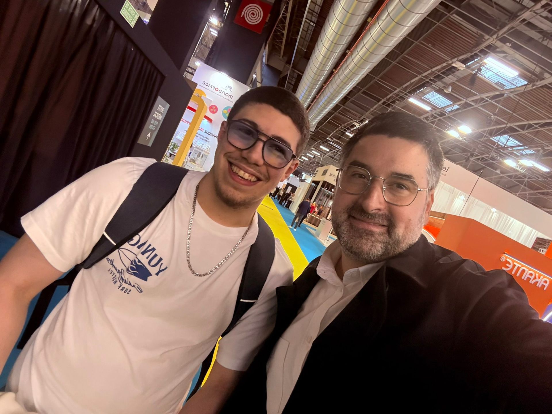 Gabriel Soussan avec un étudiant de la classe B1 Chef de projet marketing e-commerce au salon Workspace Paris